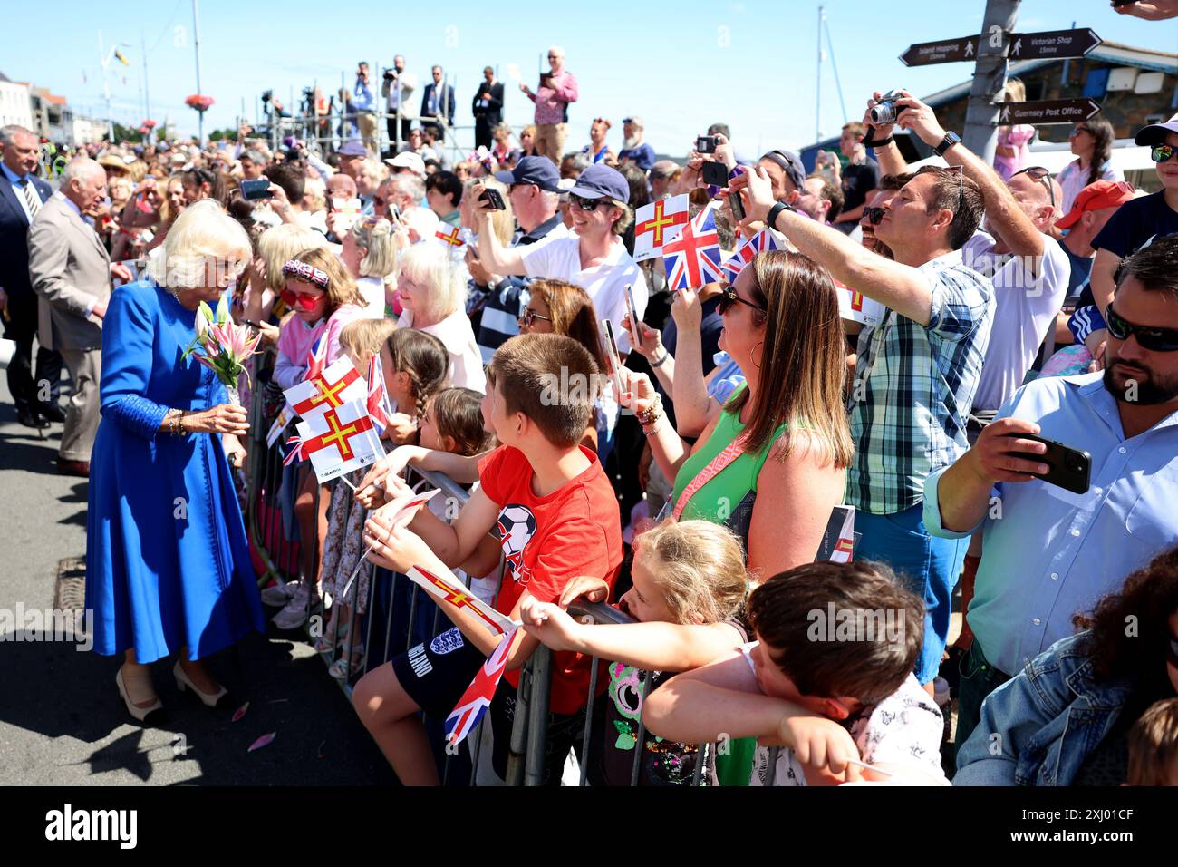 La regina Camilla e il re Carlo III incontrano i benestanti al loro arrivo per partecipare alla seduta speciale degli Stati di deliberazione, al Parlamento di Guernsey a Saint Peter Port, Guernsey, durante una visita di due giorni alle Isole del Canale. Data foto: Martedì 16 luglio 2024. Foto Stock