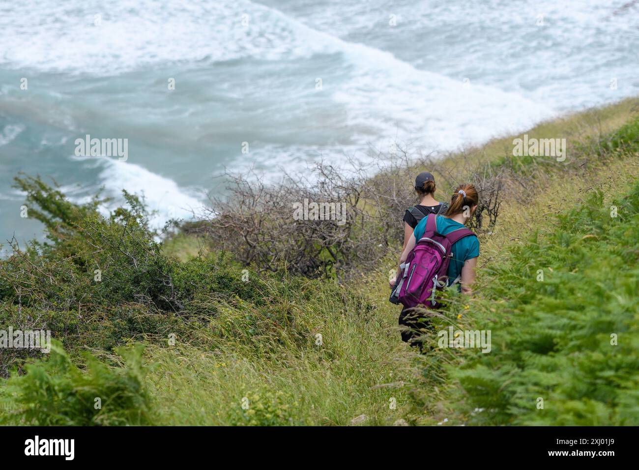 Donna trekking sul Monte Candina con il mare sullo sfondo Foto Stock