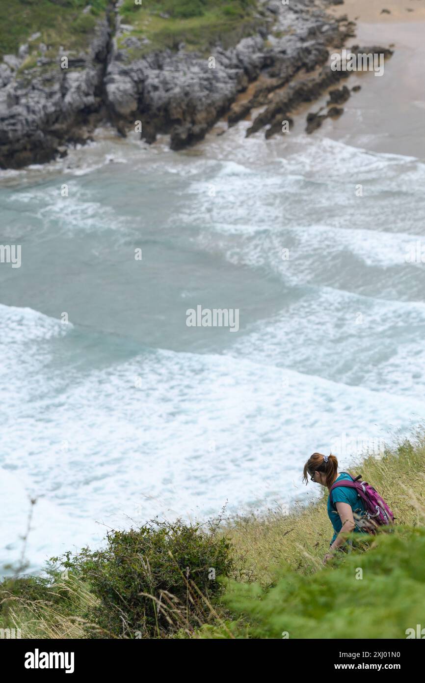 Donna trekking sul Monte Candina con il mare sullo sfondo Foto Stock