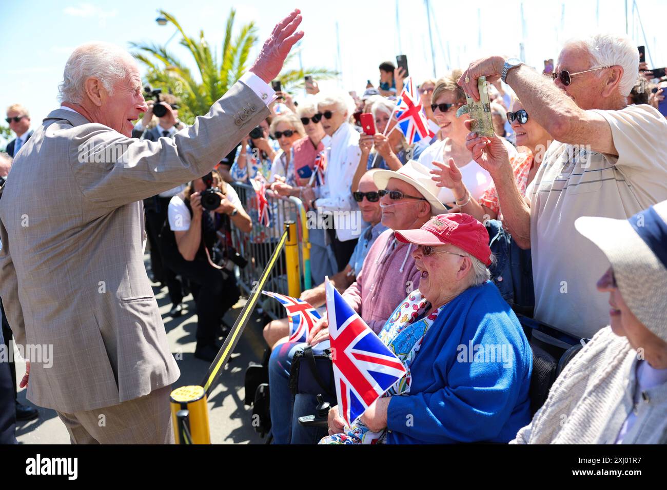 Re Carlo III incontra i benestanti mentre arriva per partecipare alla seduta speciale degli Stati di deliberazione, al Parlamento di Guernsey a Saint Peter Port, Guernsey, durante una visita di due giorni alle Isole del Canale. Data foto: Martedì 16 luglio 2024. Foto Stock