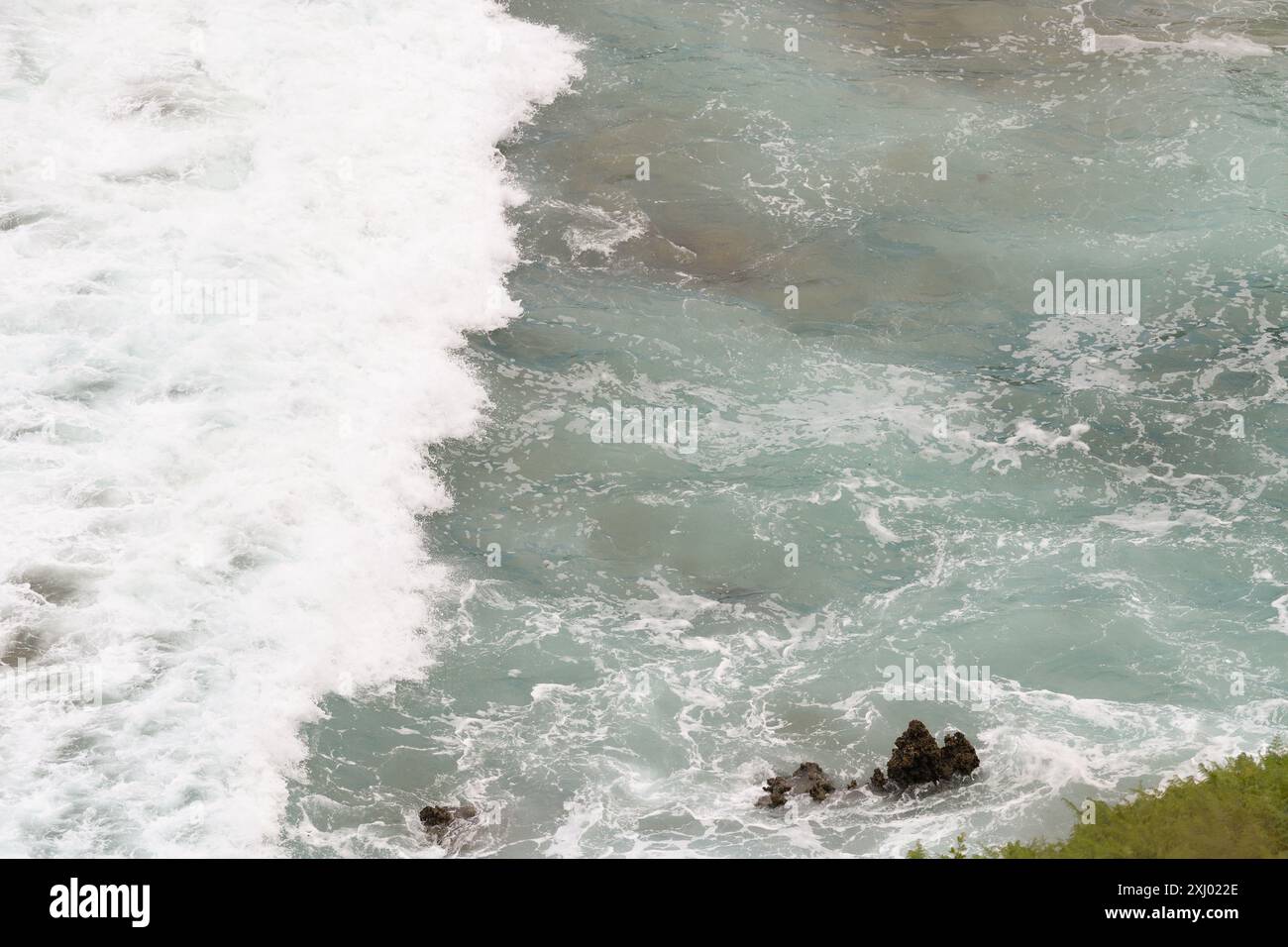 Onde e schiuma nel mare Foto Stock