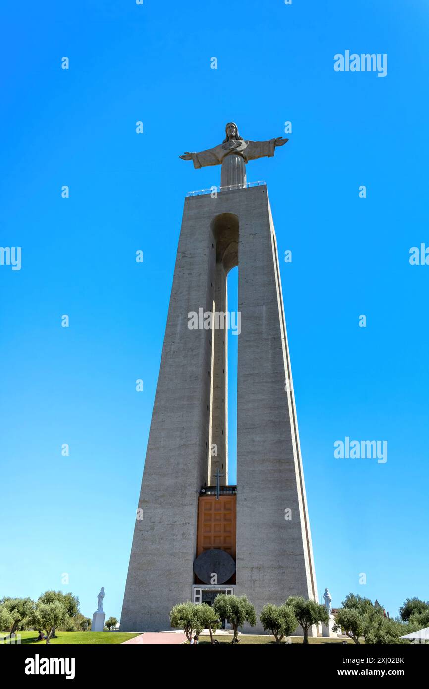 Una vista ad angolo basso del Santuario di Cristo Re (portoghese: Santuário de Cristo Rei), Lisbona Foto Stock