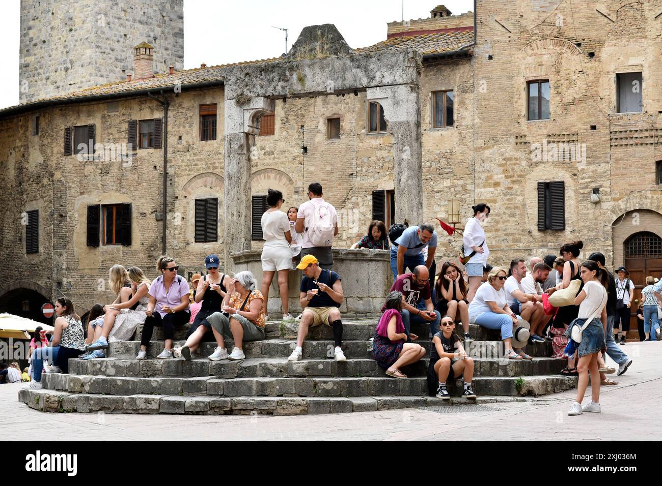 Turisti a San Gimignano in Toscana, Italia Foto Stock