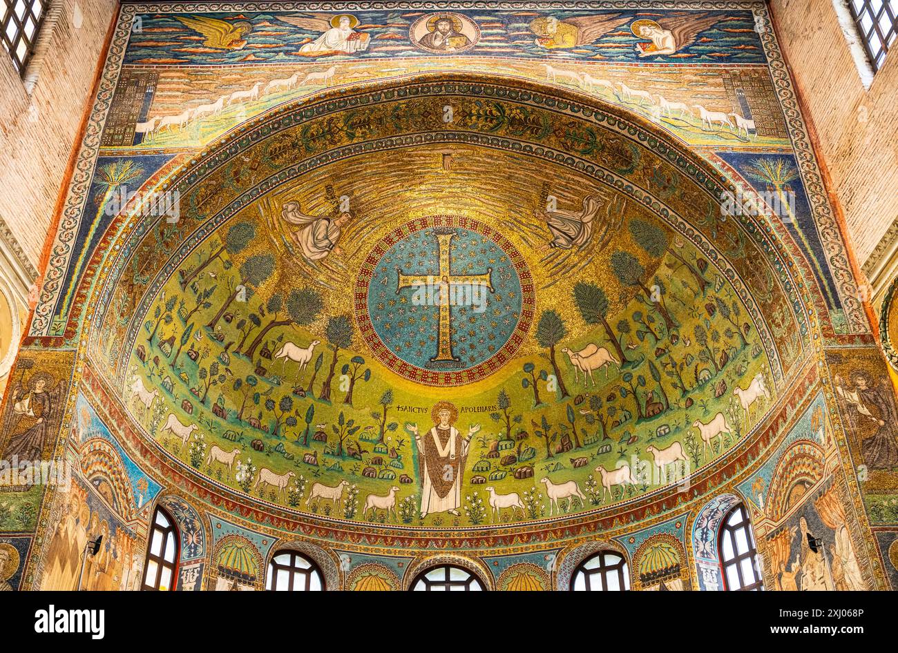 Primo piano su un mosaico religioso colorato che decora il soffitto a cupola all'interno della basilica di Ravenna Foto Stock