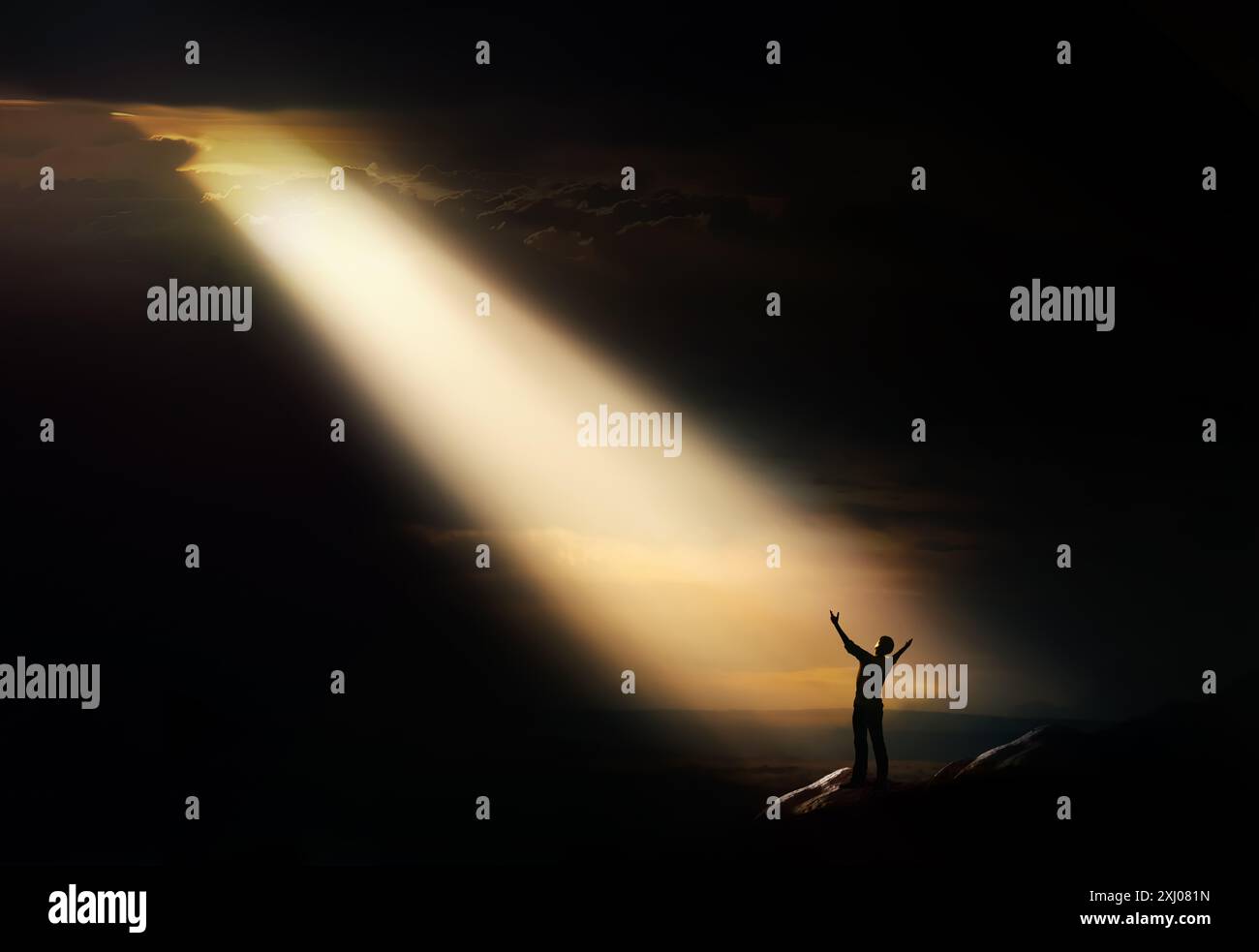 Una luce brillante brilla attraverso le nuvole e una persona che prega, grida e fa appello a Dio, dolore, tristezza, disperazione e concetto di prove. Foto Stock