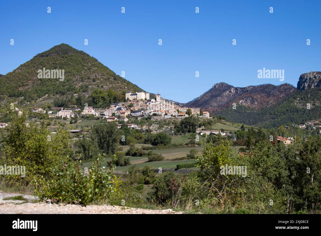 Vista generale del villaggio di Peyreleau, affacciato sul fiume Jonte, vicino alla sua confluenza con il Tarn. Aveyron, Francia Foto Stock
