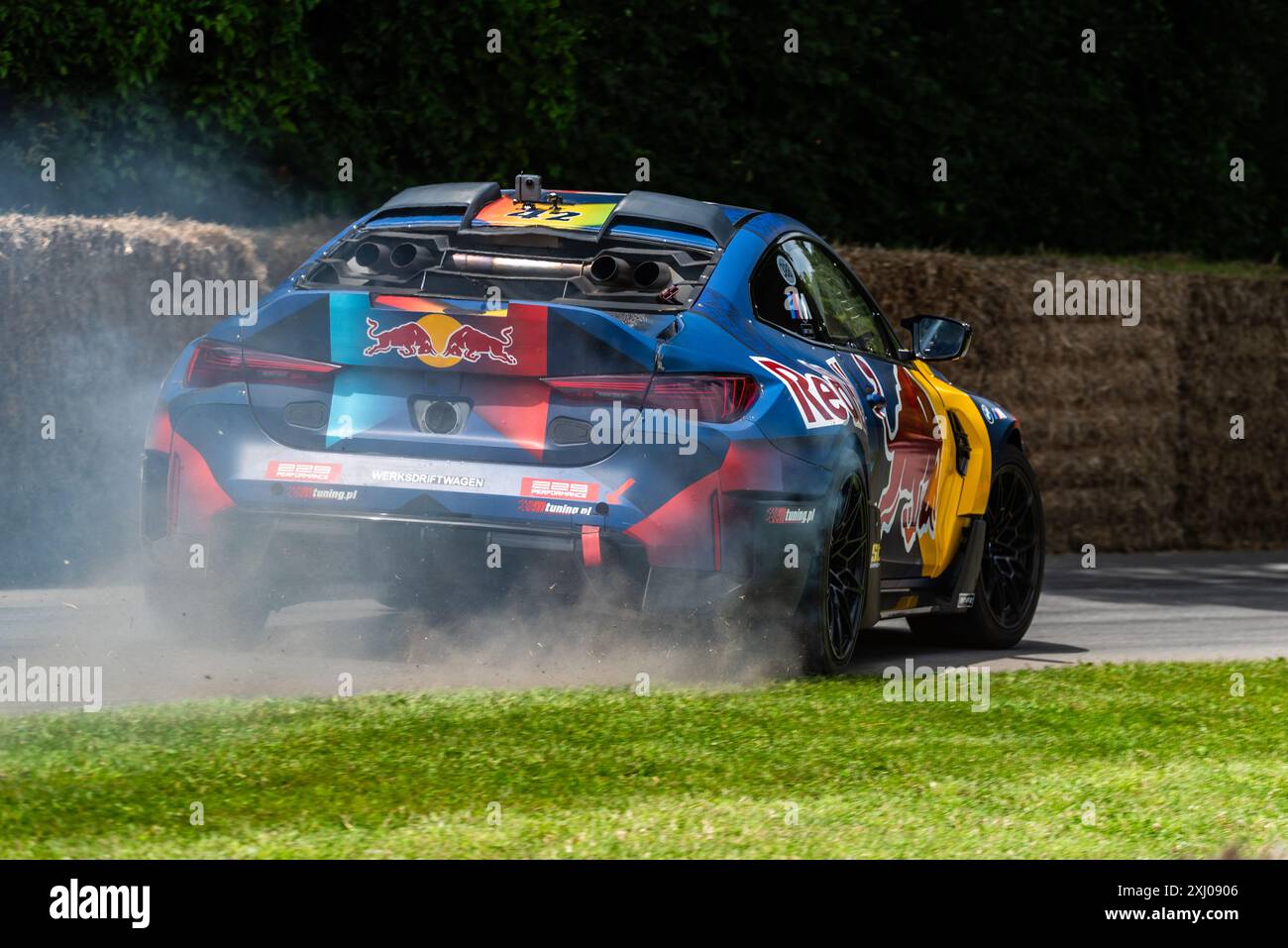 2024 BMW M4 G82 drift car che sale sulla pista di salita all'evento Motorsport Goodwood Festival of Speed 2024 nel West Sussex, Regno Unito Foto Stock