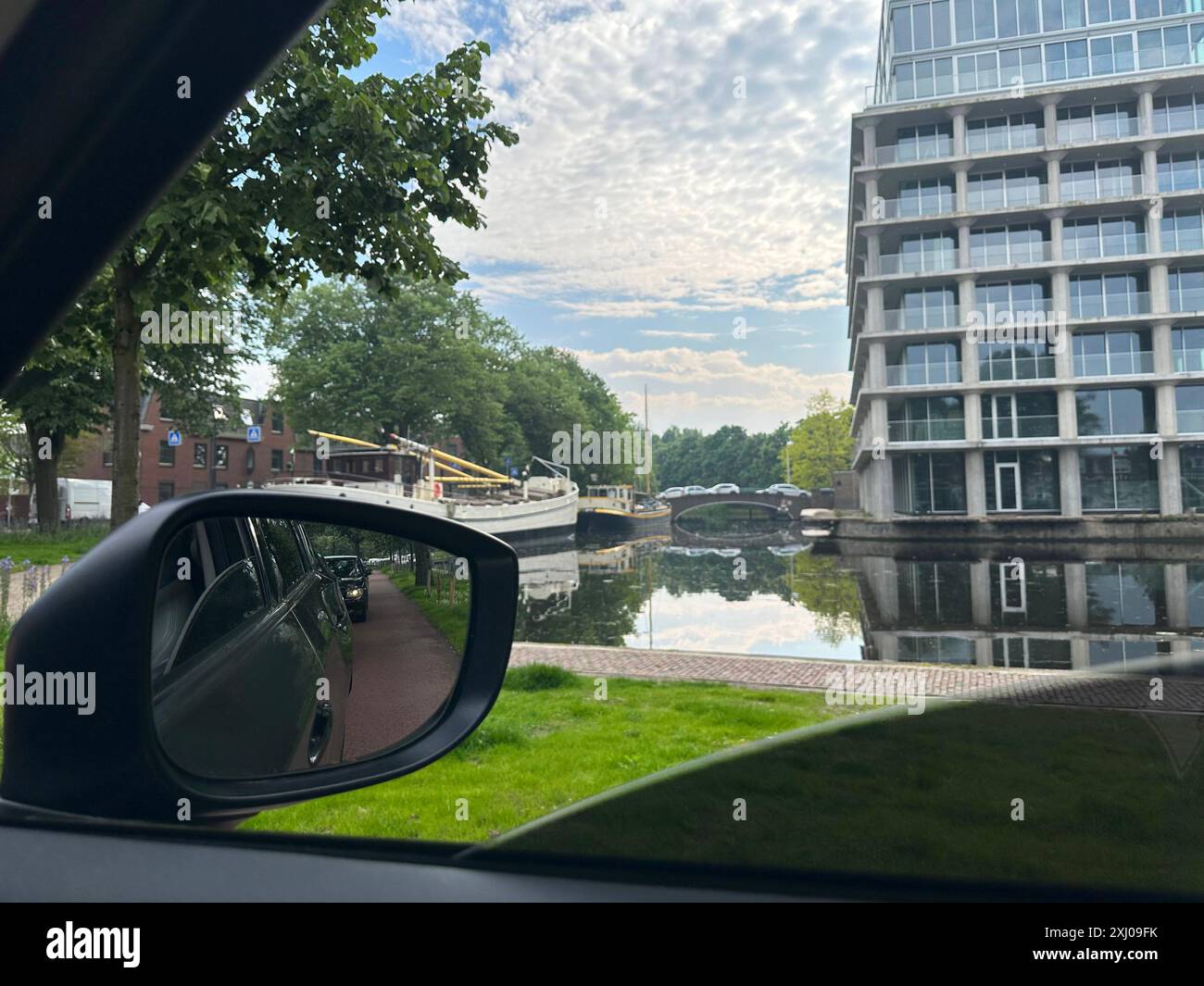 Canale con barche in città, vista dal sedile dell'autista Foto Stock