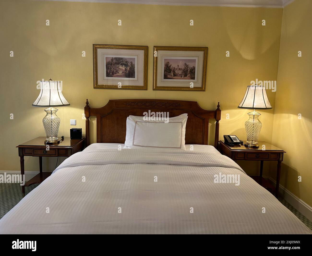 Berlino, Germania - 1° luglio 2024: Comodo letto grande con biancheria da letto di lusso nella camera dell'hotel Regent Berlin Foto Stock