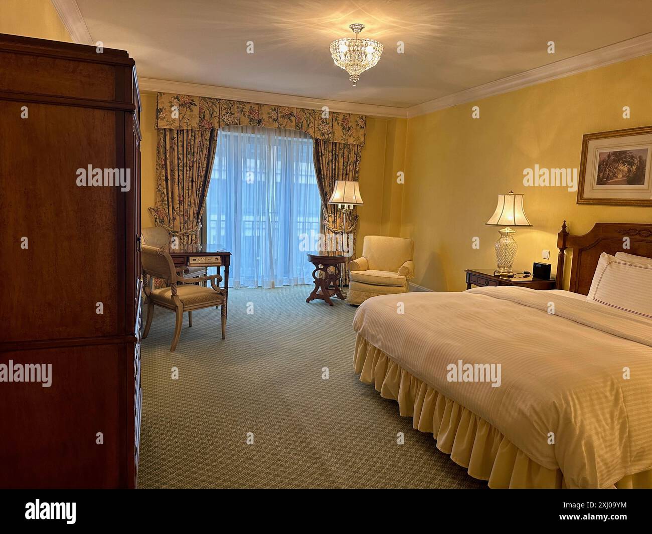 Berlino, Germania - 1° luglio 2024: Comodo letto grande con biancheria da letto di lusso nella camera dell'hotel Regent Berlin Foto Stock