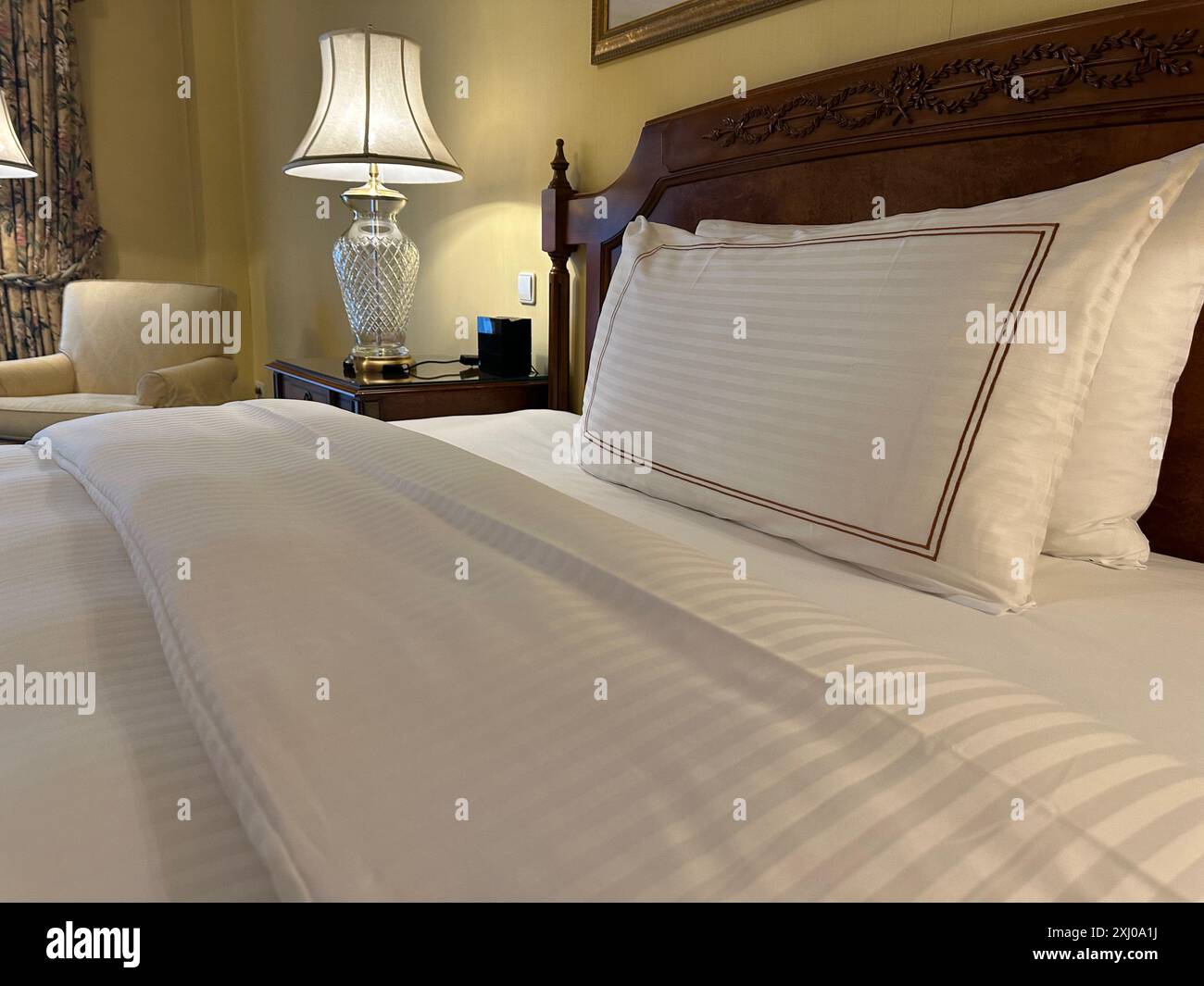 Letto grande e comodo con biancheria da letto di lusso in camera Foto Stock