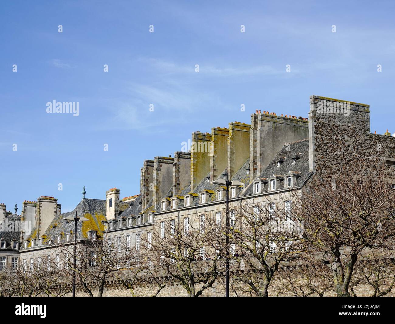 Edifici, mura, camini della città vecchia, Intra muros Saint-Malo, Francia. Foto Stock