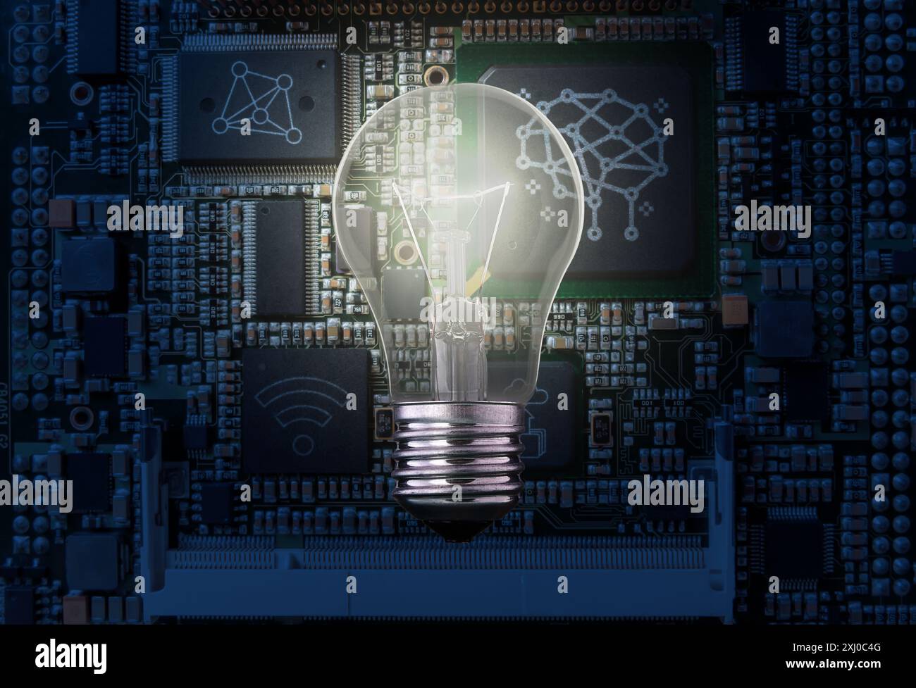 Una lampadina si illumina di luce contro una scheda a circuiti stampati blu e verde con icone di rete, archiviazione cloud, Wi-Fi e ai. Foto Stock