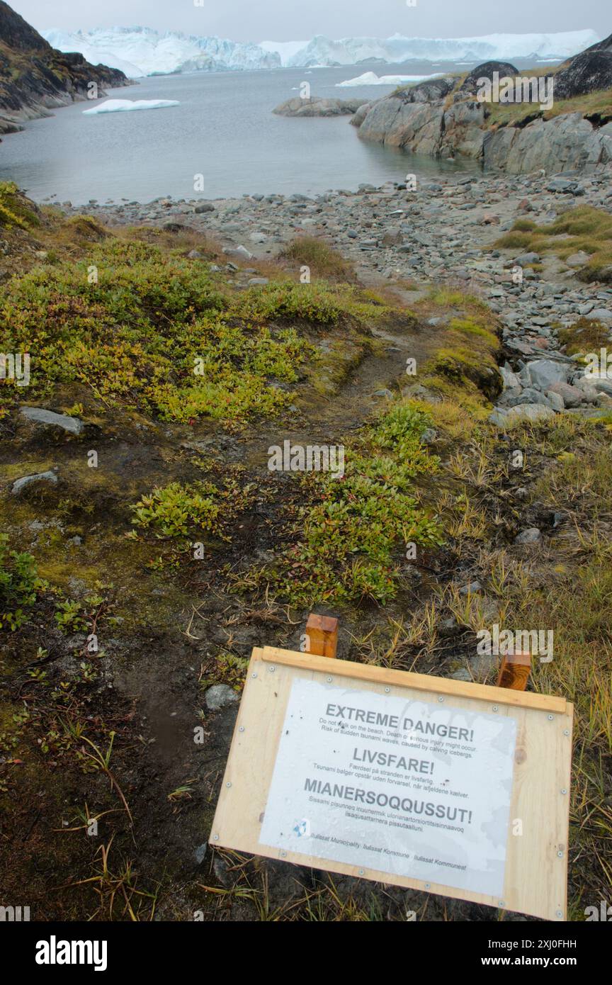 Segnale di avvertimento sul bordo del fiordo di ghiaccio a Ilulissat in Groenlandia Foto Stock