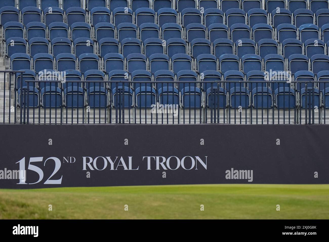 Troon, Scozia, Regno Unito. 16 luglio 2024; Royal Troon Golf Club, Troon, South Ayrshire, Scozia; The Open Championship Practice Day 2; vista generale dei Royal Troon Logos sugli spettatori gradinate credito: Action Plus Sports Images/Alamy Live News Foto Stock