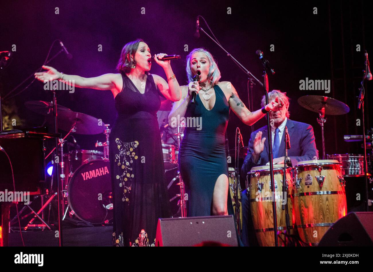 China Forbes e Storm Large of Pink Martini si esibiscono al Rockwave Nights al Lycabettus Theatre, Atene / Grecia, luglio 2024 Foto Stock