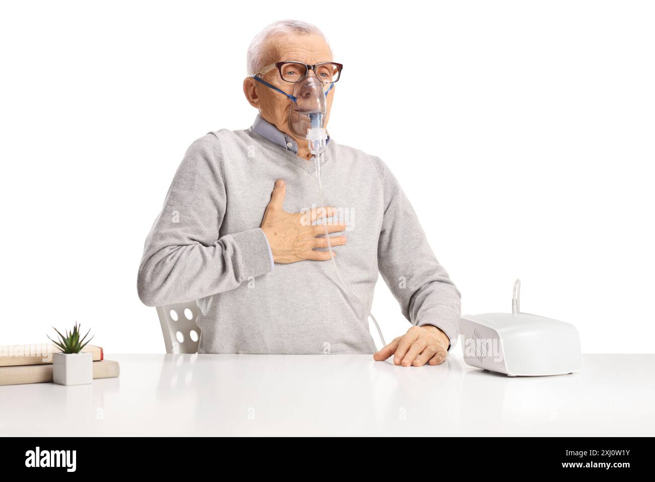 Uomo anziano con problemi respiratori utilizzando un nebulizzatore isolato su sfondo bianco Foto Stock