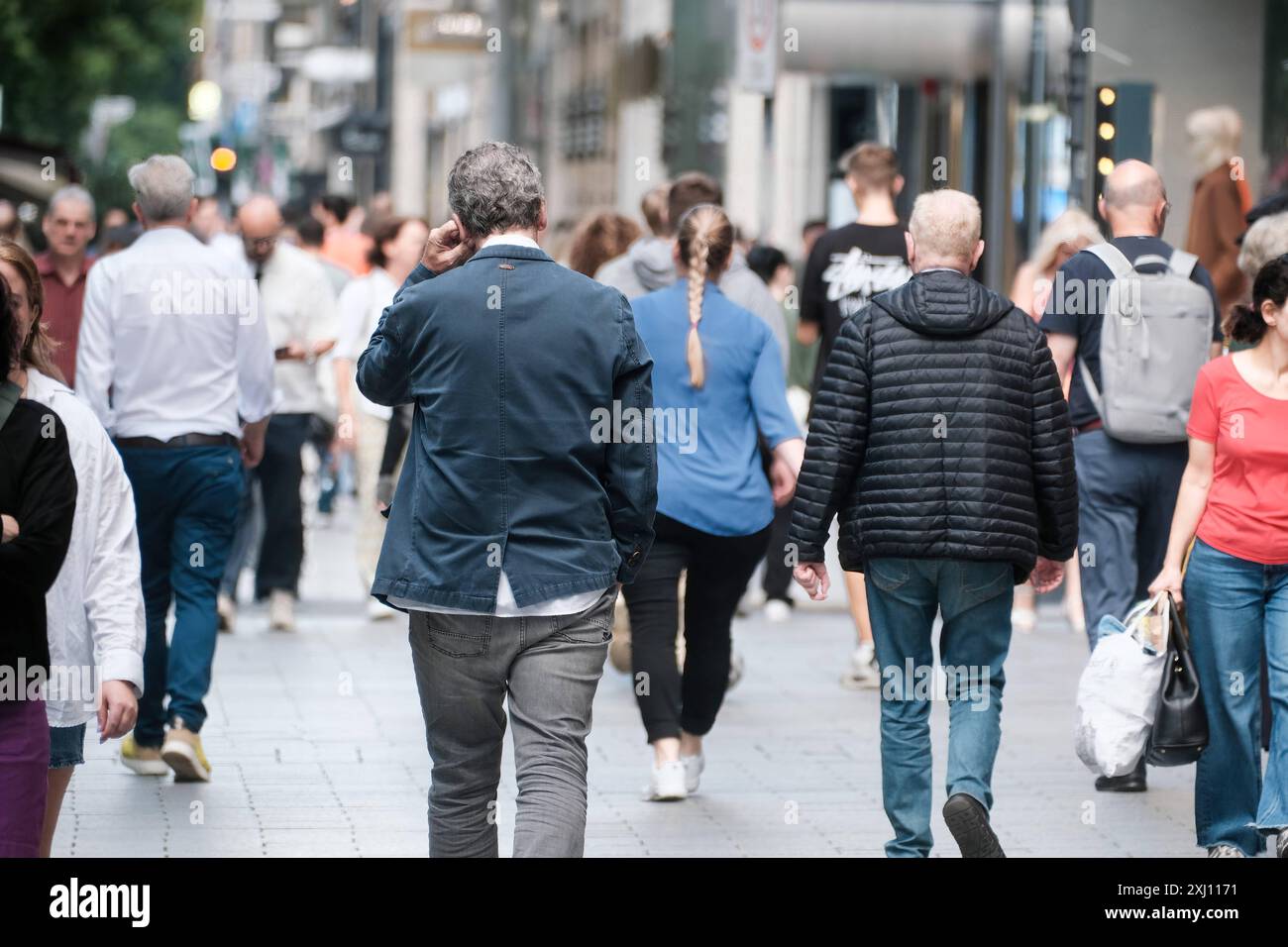 Düsseldorf 16.07.2024 Königsallee Einkaufsstrasse Einkaufsstraße Inflation Shoppingmeile Einkaufsmeile Einkaufen Einzelhandel Einkaufsbummel Einkaufstaschen Einkaufstraße Einkaufstrasse Menschenmenge Menschenmasse Bürgergeld Bevölkerungsdurchschnitt Diversität diversità demografische Entwicklung Demografie Bevölkerungsdemografie Hystreet Depressionen Angst Angstzustände Demophobie Angst vor Menschenmengen Ansteckungsgefahr Sommergrippe Zopf Haarzopf Düsseldorf Nordrhein-Westfalen Deutschland *** Düsseldorf 16 07 2024 Königsallee via dello shopping via dello shopping Inflation shopping Mile shopping Foto Stock