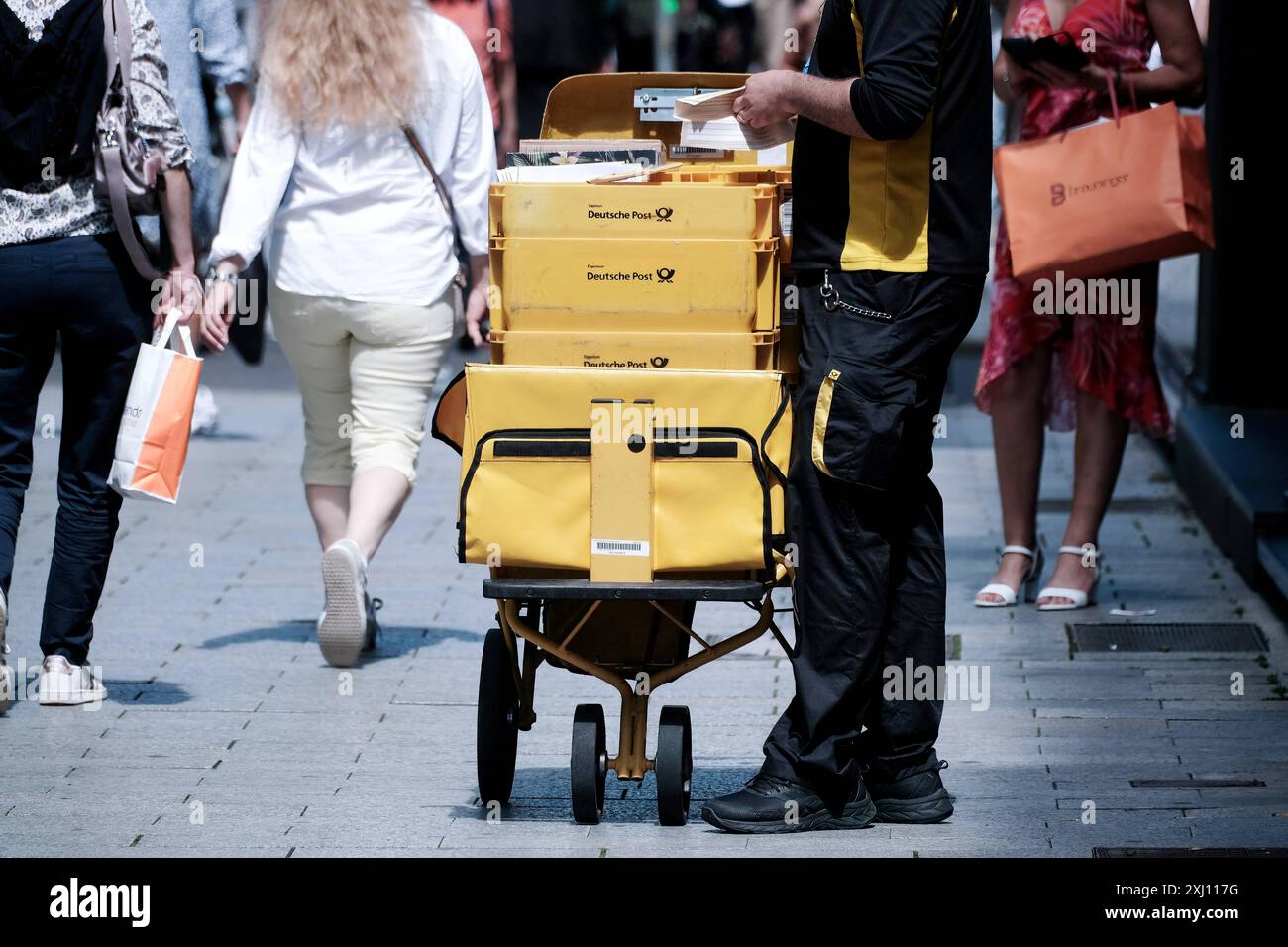 Düsseldorf 16.07.2024 Königsallee Einkaufsstrasse Einkaufsstraße Inflation Shoppingmeile Einkaufsmeile Einkaufen Einzelhandel Einkaufsbummel Einkaufstaschen Einkaufstraße Einkaufstrasse Menschenmenge Menschenmasse Bürgergeld Bevölkerungsdurchschnitt Diversität diversità demografische Entwicklung Demografie Bevölkerungsdemografie Hystreet Depressionen Angst Angstzustände Demophobie Angst vor Menschenmengen Ansteckungsgefahr Sommergrippe Deutsche Post DHL Brief Briefe Briefzustellung Zusteller Briefpost Posthorn Postbote Postzusteller Briefzusteller Trolley Postkarre Postwagen Lastenfahrrad ultimo Foto Stock