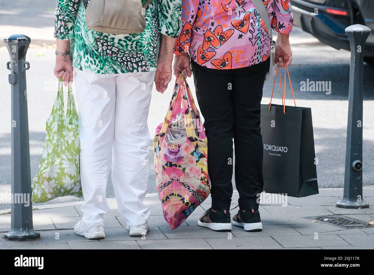 Düsseldorf 16.07.2024 Königsallee Einkaufsstrasse Einkaufsstraße Inflation Shoppingmeile Einkaufsmeile Einkaufen Einzelhandel Einkaufsbummel Einkaufstaschen Einkaufstraße Einkaufstrasse Menschenmenge Menschenmasse Bürgergeld Bevölkerungsdurchschnitt Diversität diversità demografische Entwicklung Demografie Bevölkerungsdemografie Hystreet Depressionen Angst Angstzustände Demophobie Angst vor Menschenmengen Ansteckungsgefahr Sommergrippe Einkaufsbeutel Torquato Düsseldorf Nordrhein-Westfalen Deutschland *** Düsseldorf 16 07 2024 Königsallee via dello shopping via dello shopping Inflation shopping Mile Foto Stock