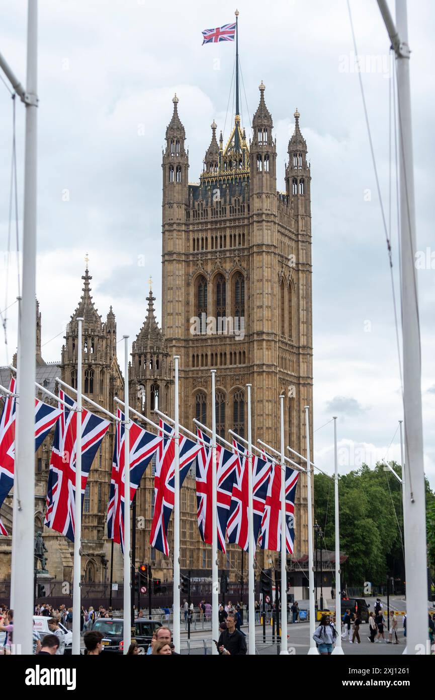 Londra, Regno Unito. 16 luglio 2024. Le bandiere dell’Unione sono state installate di fronte alle camere del Parlamento prima dell’apertura del Parlamento di domani, evento cerimoniale che segna formalmente l’inizio di ogni sessione del Parlamento del Regno Unito. Re Carlo pronuncerà il discorso del re, scritto dal nuovo governo laburista, dando notizia delle prossime visite di stato, e il programma legislativo del governo per la nuova sessione parlamentare. Solo dopo che il discorso del re è stato pronunciato può essere condotta qualsiasi attività parlamentare. Crediti: Stephen Chung / Alamy Live News Foto Stock