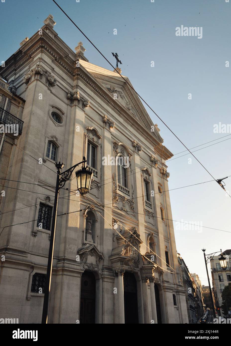 Chiesa di nostra Signora dell'Incarnazione (Igreja de Nossa Senhora da Encarnação) a Lisbona. Facciata della chiesa neoclassica al tramonto. Foto Stock