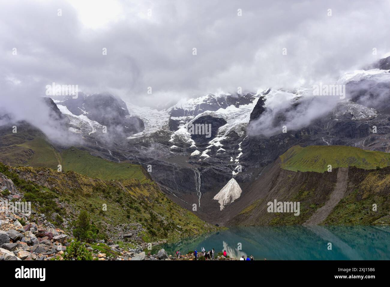 il lago di un ghiacciaio in cima alle montagne Foto Stock