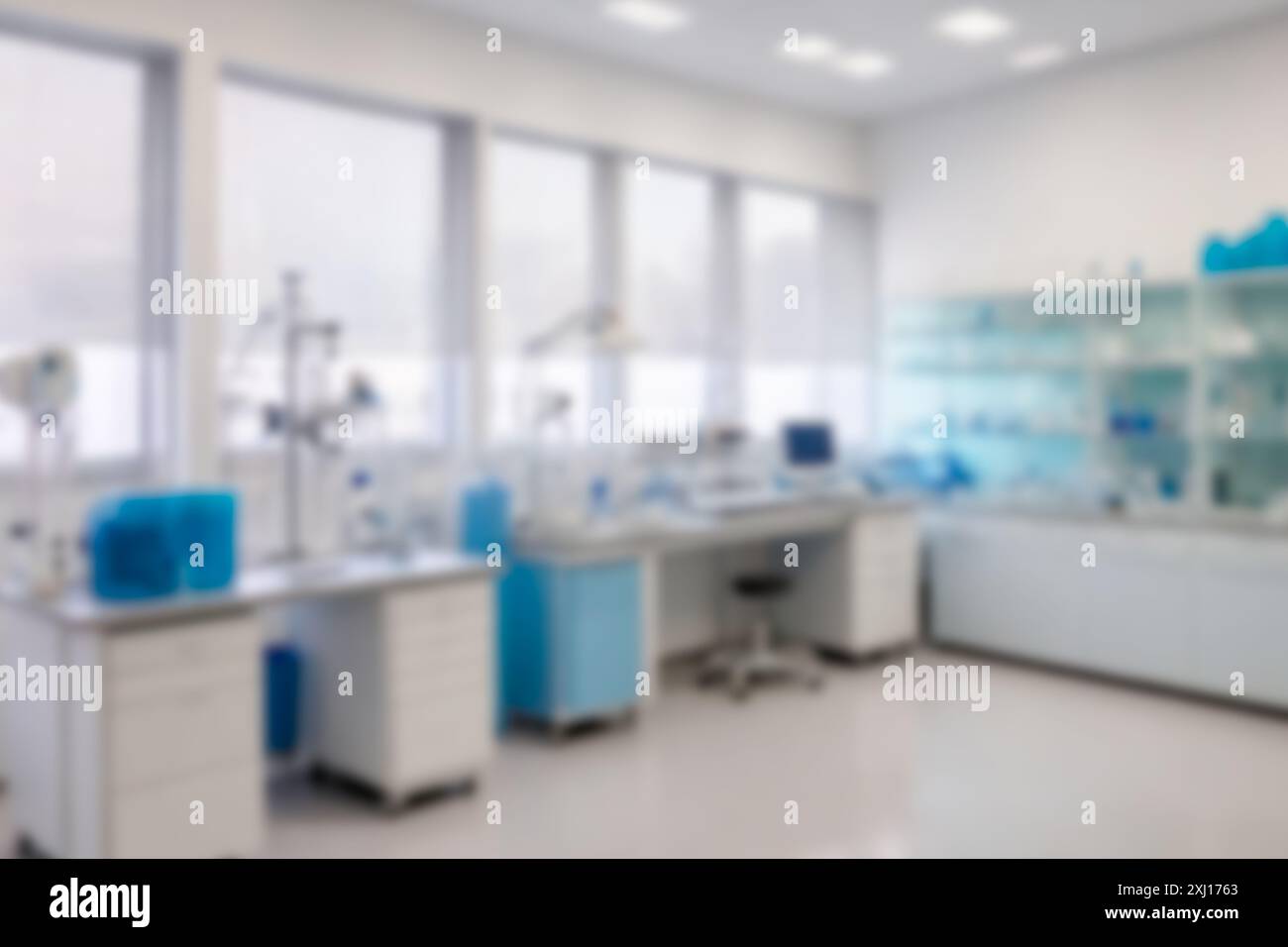 concetti aziendali e spazio di lavoro. sfondo sfocato di un laboratorio scientifico all'avanguardia con ottima illuminazione. moderne strutture business Foto Stock