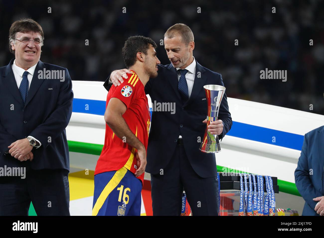 (L-R) Rodri (ESP), Aleksander Ceferin (UEFA), 14 LUGLIO 2024 - calcio / calcio : Rodri riceve il trofeo di MVP del torneo dopo aver vinto la finale del Campionato europeo UEFA Germania 2024 tra Spagna 2-1 Inghilterra all'Olympiastadion di Berlino, Germania. (Foto di Mutsu Kawamori/AFLO) Foto Stock