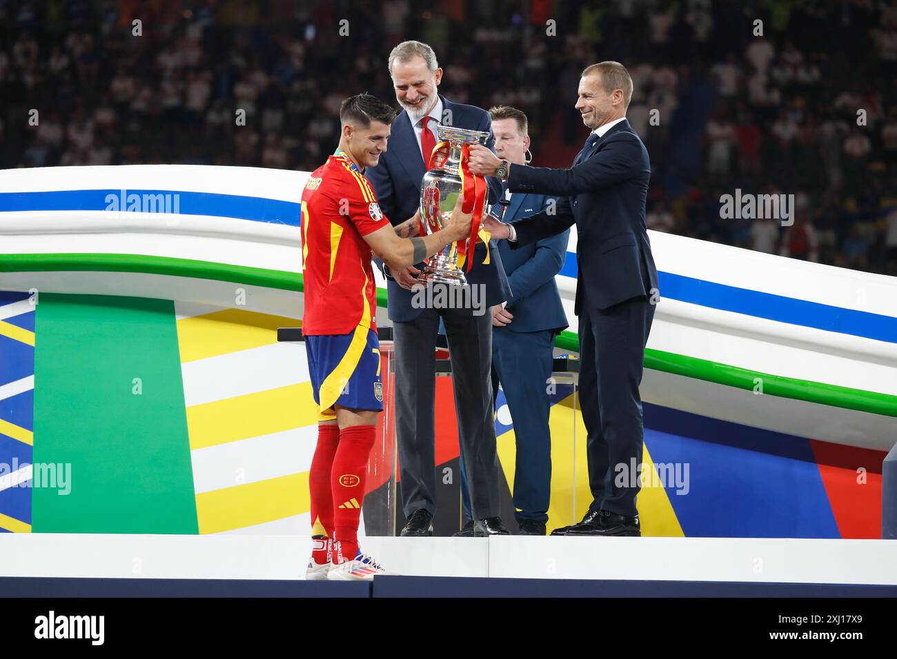 (L-R) Alvaro Morata, Felipe vi (ESP), Aleksander Ceferin (UEFA), 14 LUGLIO 2024 - calcio / calcio : Morata riceve il trofeo da Felipe vi e Aleksander Ceferin dopo aver vinto la finale del Campionato europeo UEFA Germania 2024 tra Spagna 2-1 Inghilterra all'Olympiastadion di Berlino, Germania. (Foto di Mutsu Kawamori/AFLO) Foto Stock