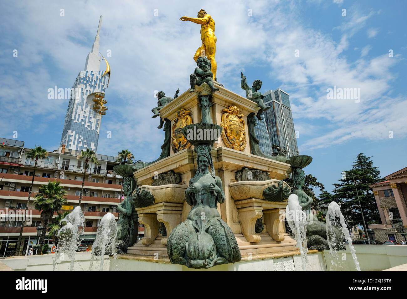 Batumi, Georgia - 16 luglio 2024: Neptune Fountain sulla piazza del teatro a Batumi, Georgia. Foto Stock