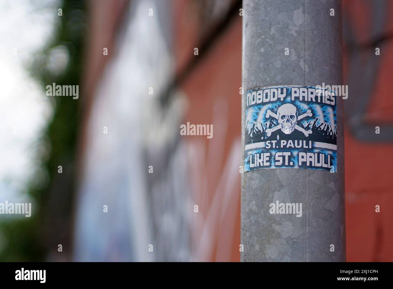 St Pauli FC Supporters Lamp Post sticker a Cardiff, luglio 2024 Foto Stock