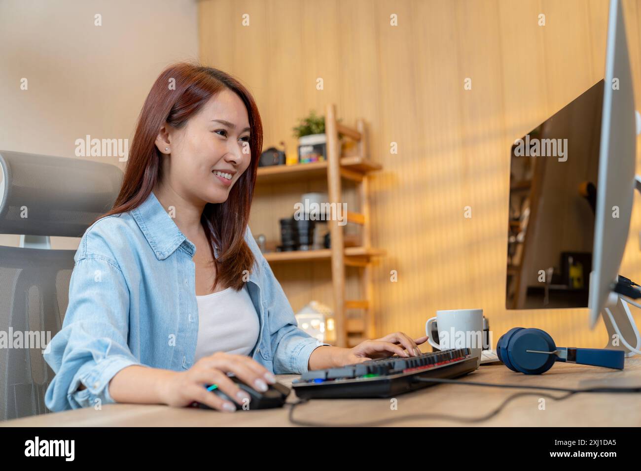 La donna freelance lavora sulla grafica informatica a casa Foto Stock