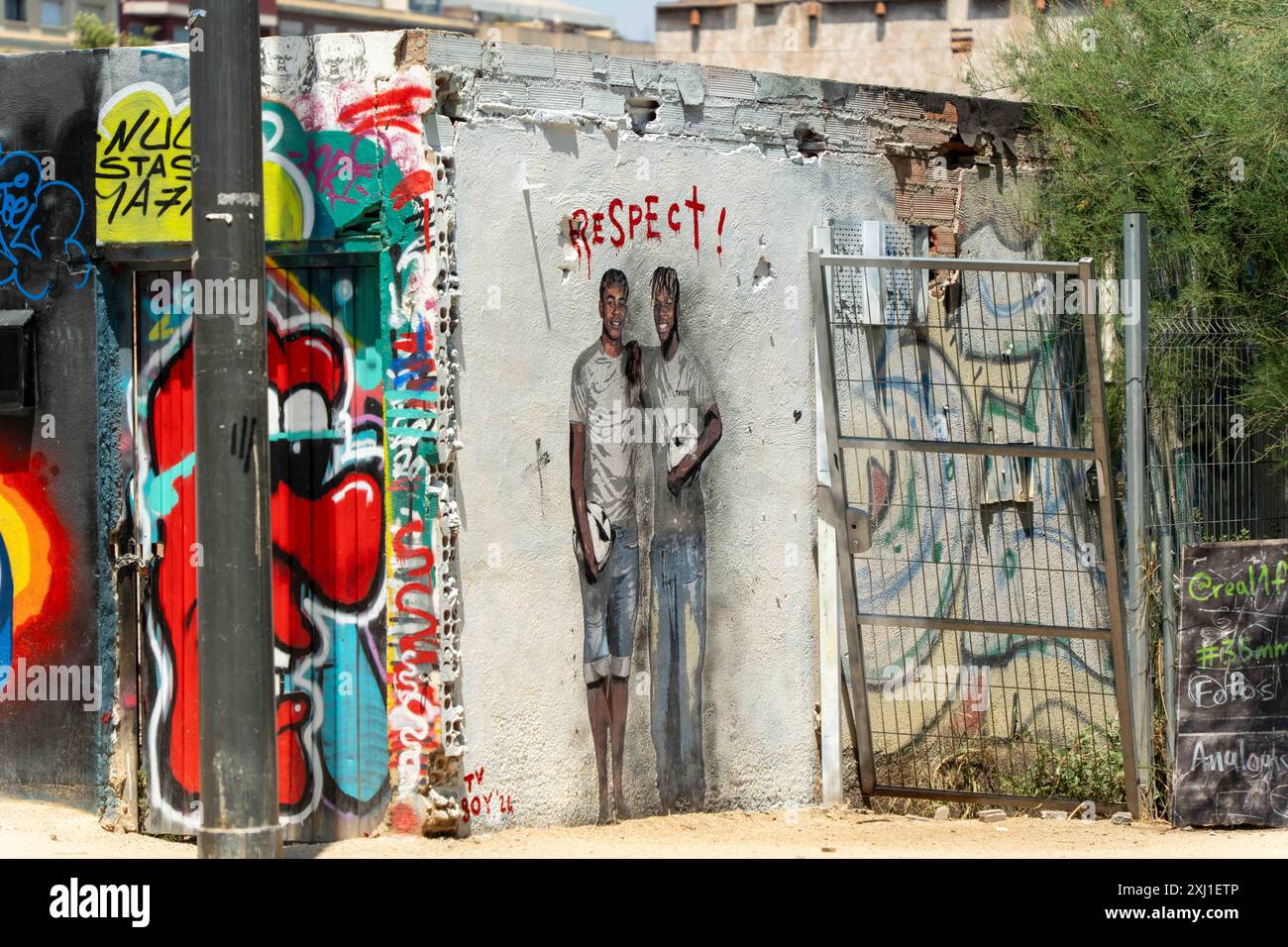 L'artista italiano Salvatore Benintende, nato a Palermo, noto anche come TV Boy, crea un murale accanto al Pla&#xe7;a de les GL&#xf2;ries di Barcellona, con giocatori della nazionale spagnola diventati icone antirazziste durante questo Euro 2024: Lamine Yamal e Nico Williams. Sotto lo slogan "rispetto", già utilizzato in altri murales, è diventato un luogo per scattare fotografie. L'artista, attraverso il suo profilo X, ha affermato che questi due giocatori hanno aperto uno spirito di speranza e felicità. El artista italiano Salvatore Benintende, nacido en Palermo, también conocido co Foto Stock