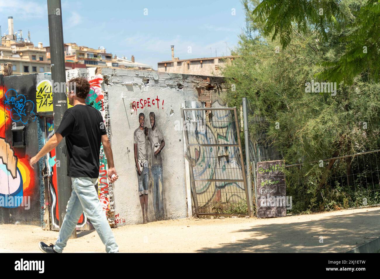 L'artista italiano Salvatore Benintende, nato a Palermo, noto anche come TV Boy, crea un murale accanto al Pla&#xe7;a de les GL&#xf2;ries di Barcellona, con giocatori della nazionale spagnola diventati icone antirazziste durante questo Euro 2024: Lamine Yamal e Nico Williams. Sotto lo slogan "rispetto", già utilizzato in altri murales, è diventato un luogo per scattare fotografie. L'artista, attraverso il suo profilo X, ha affermato che questi due giocatori hanno aperto uno spirito di speranza e felicità. El artista italiano Salvatore Benintende, nacido en Palermo, también conocido co Foto Stock