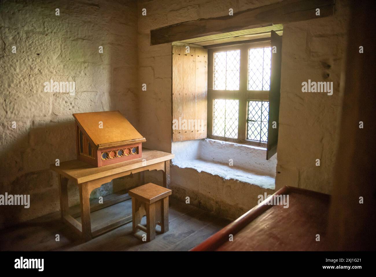 Piccole abitazioni o celle per i monaci certosini che un tempo vivevano e lavoravano al Grace Mount Priory nella parrocchia di East Harlsey, North Yorkshire, Regno Unito Foto Stock