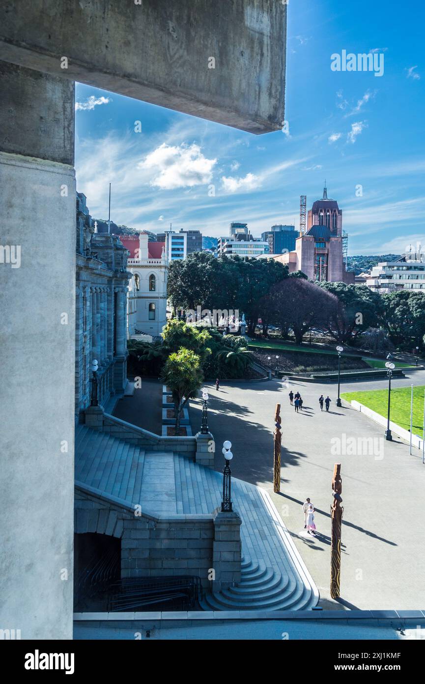 Vista dall'edificio governativo "The Beehive" di Basil Spence e Fergus Sheppard, 1969-1979, Wellington, nuova Zelanda: Cattedrale di St George Foto Stock