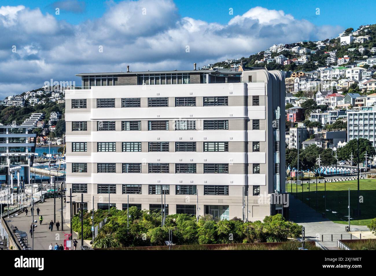 Ex Post and Telegraph Building, ora Chaffers Dock Apartments, di Edmund Anscombe, 1939, Wellington, nuova Zelanda, e il Monte Victoria Foto Stock