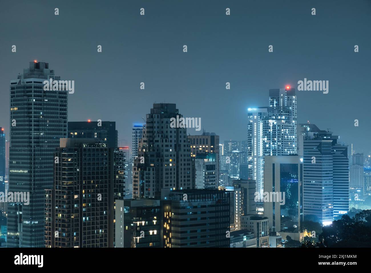 Skyline notturno della città con alti edifici e grattacieli a Kuala Lumpur, Malesia. Centro finanziario e finanziario della città asiatica con Foto Stock