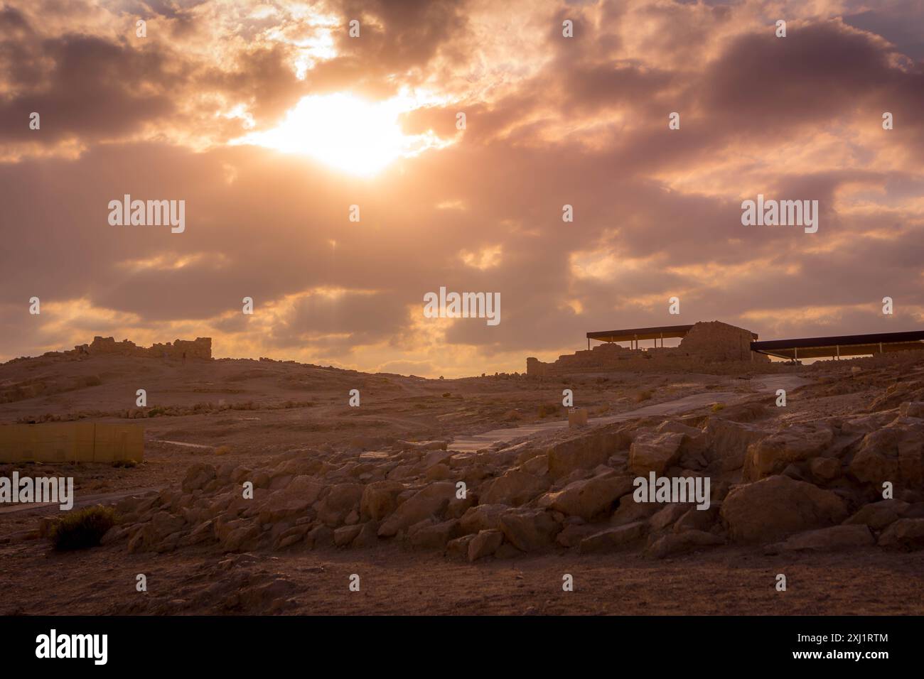 Il bellissimo cielo durante il tramonto sulla citazione archeologica di Masada nel deserto della Giudea, Israele. Foto Stock