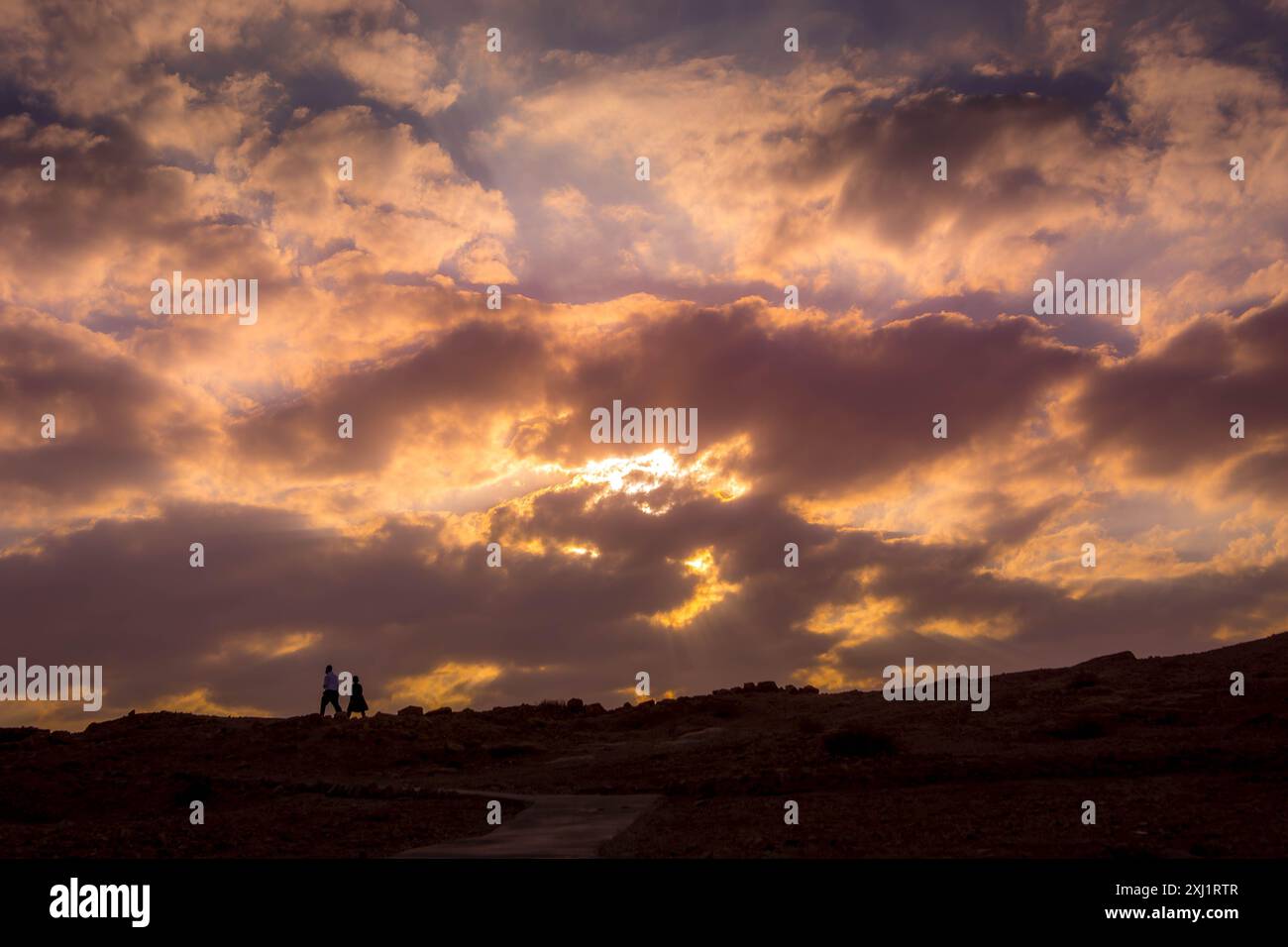 Il bellissimo cielo durante il tramonto sulla citazione archeologica di Masada nel deserto della Giudea, Israele. Foto Stock