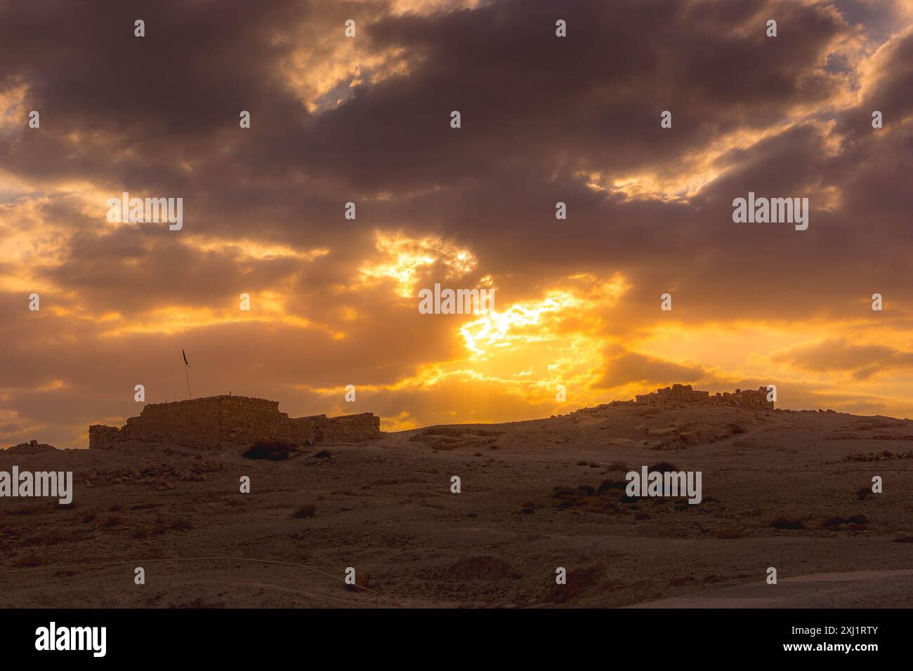 Il bellissimo cielo durante il tramonto sulla citazione archeologica di Masada nel deserto della Giudea, Israele. Foto Stock