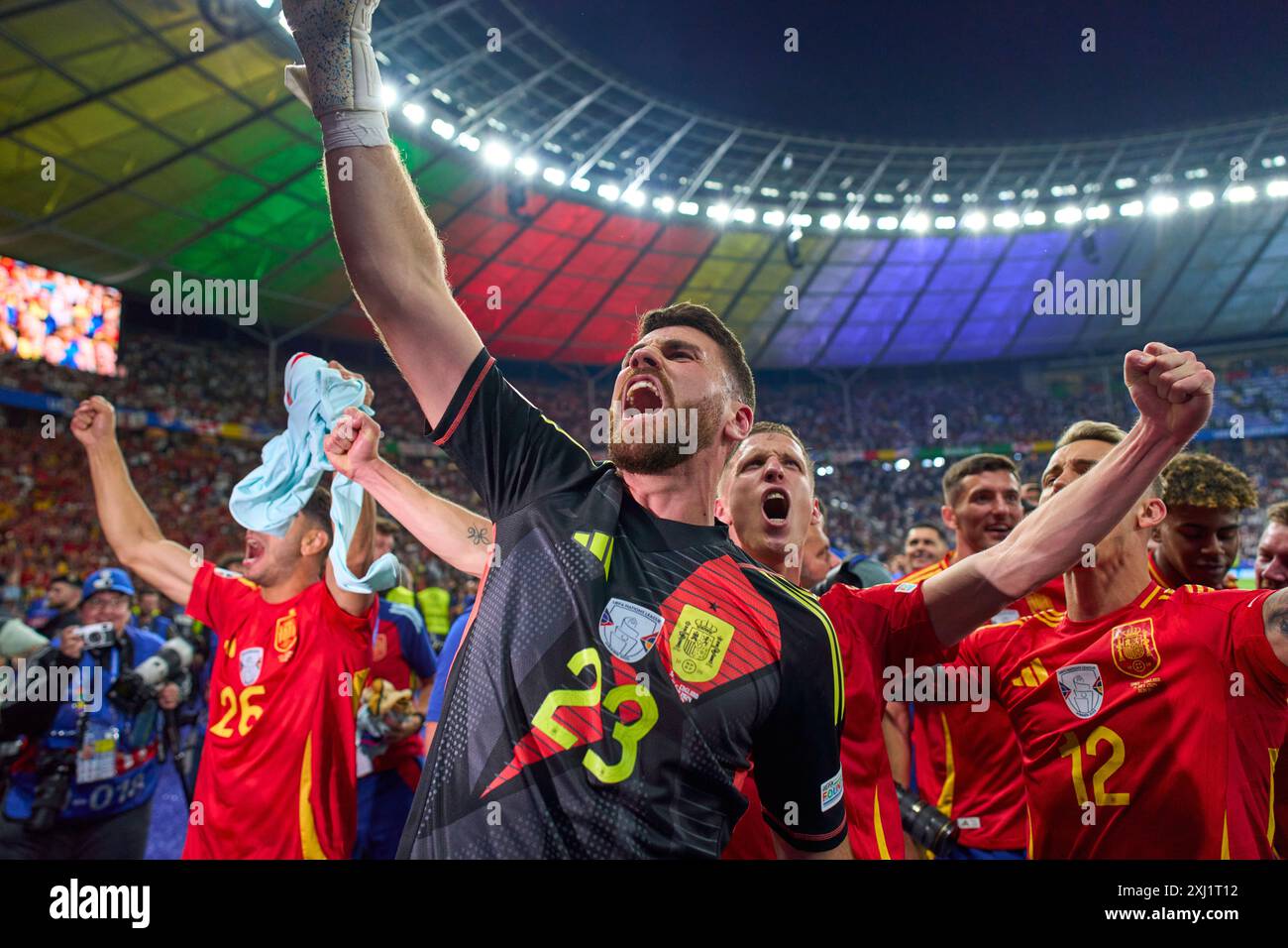 Unai Simon, ESP 23 Dani Olmo, ESP 10 festeggiano dopo la partita finale SPAGNA - INGHILTERRA 2-1 dei Campionati europei UEFA 2024 il 14 luglio 2024 a Berlino, Germania. Fotografo: Peter Schatz Foto Stock