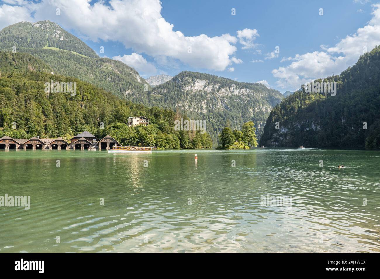 15.07.2024 / Königssee, Schönau am Königssee, Landkreis Berchtesgadener Land, Bayern, Deutschland / Insel Christlieger, Bootshäuser am SEE, Gebirgssee, Alpensee, Bergsee, Elektroschiffe der Bayerischen Seenschifffahrt *** 15 07 2024 Königssee, Schönau am Königssee, distretto di Berchtesgadener Land, Baviera, Germania isola di Christlieger, barche sul lago, lago di montagna, lago alpino, lago di montagna, barche elettriche della compagnia di navigazione dei laghi bavaresi Foto Stock