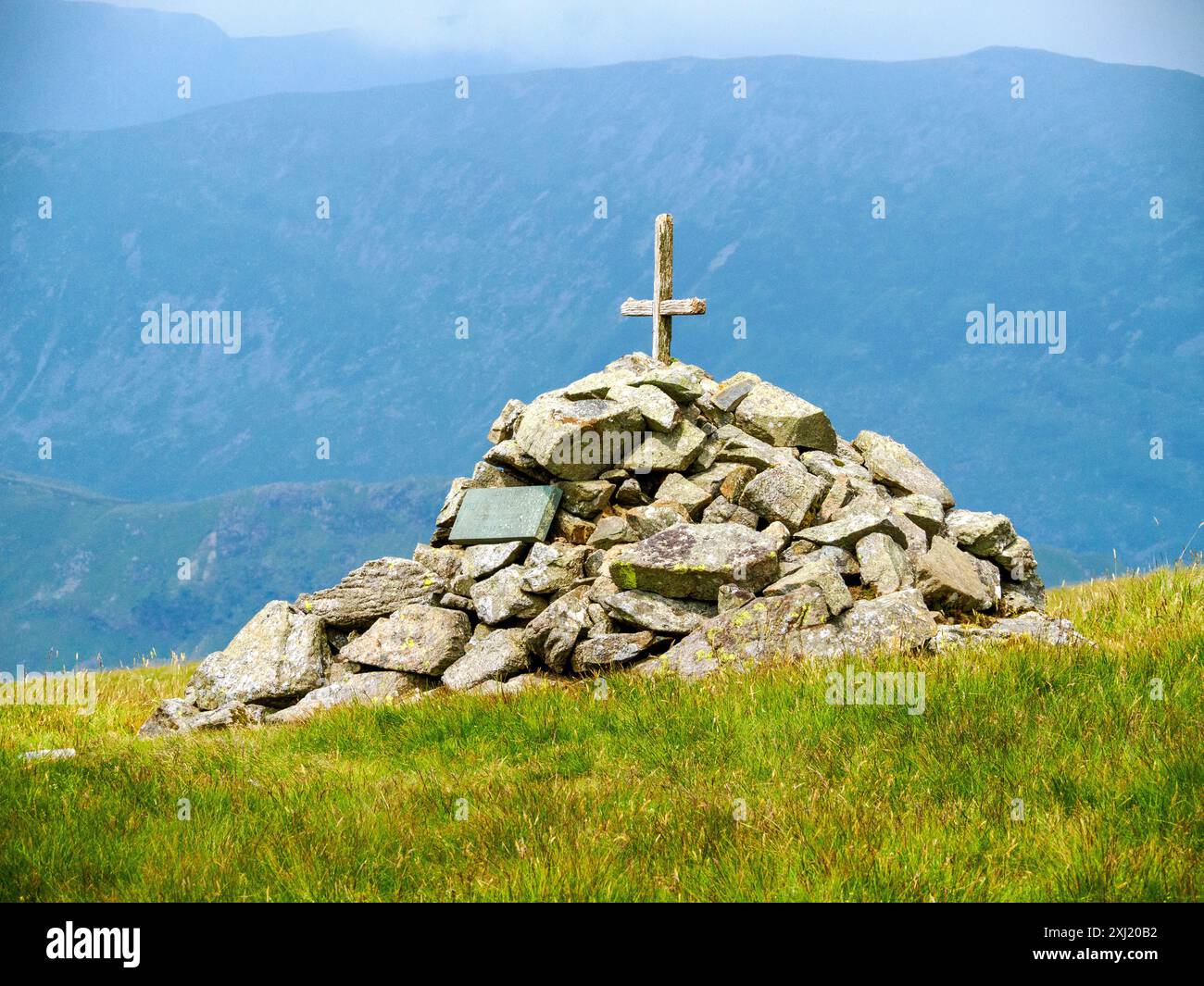 Mark Atkinson's Monument, un cairn commemorativo e attraversa Caudale Moor presso John Bell's Banner nel Cumbrian Lake District nel Regno Unito Foto Stock