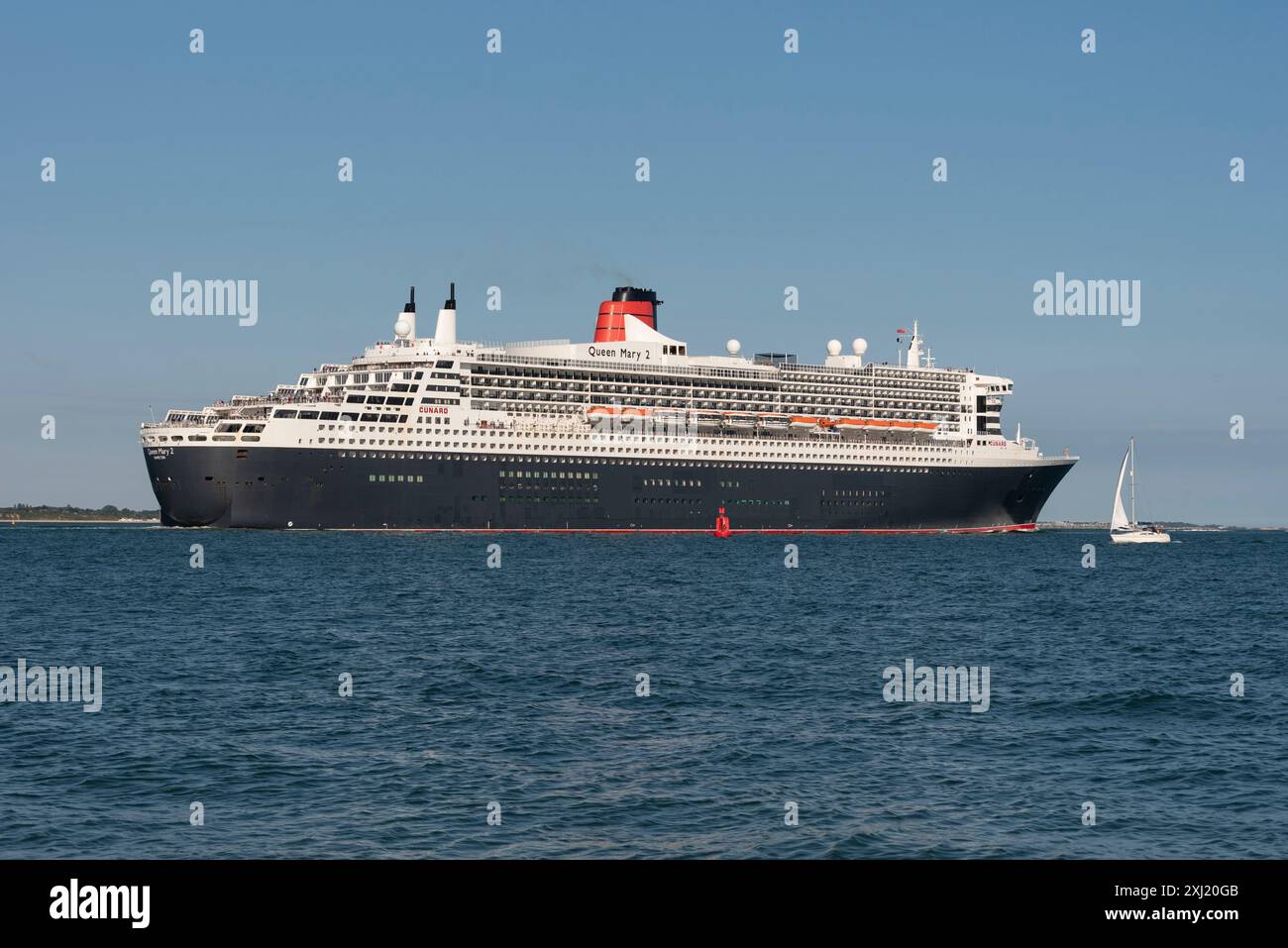 Southampton Water, Inghilterra, Regno Unito. 14. 07.2024. La nave da crociera Queen Mary 2, in corso di navigazione lungo Southampton Water. Foto Stock