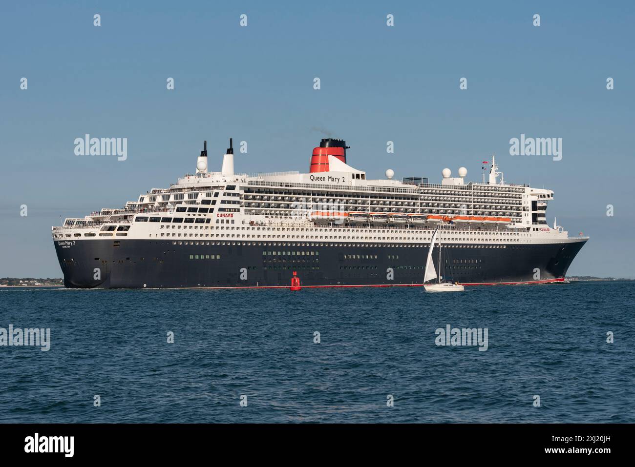 Southampton Water, Inghilterra, Regno Unito. 14. 07.2024. La nave da crociera Queen Mary 2, in corso di navigazione lungo Southampton Water. Foto Stock