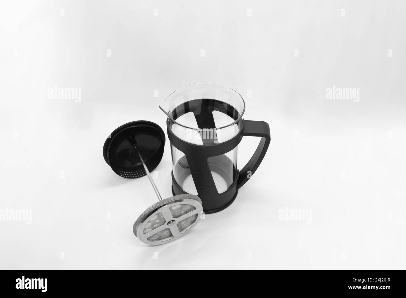 Preparazione di un caffè con uno stantuffo French Press, chicchi di caffè neri, sfondo bianco isolato Foto Stock