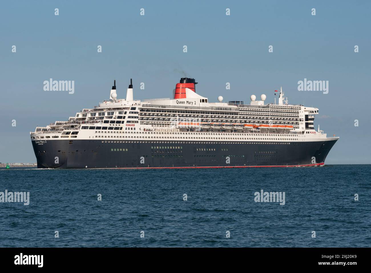 Southampton Water, Inghilterra, Regno Unito. 14. 07.2024. La nave da crociera Queen Mary 2, in corso di navigazione lungo Southampton Water. Foto Stock