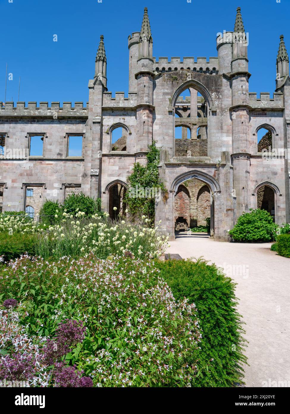 Lowther Castle and Gardens castello fantasy del XIX secolo in rovina ma parzialmente restaurato sul bordo nord-est del Lake District Cumbria UK Foto Stock